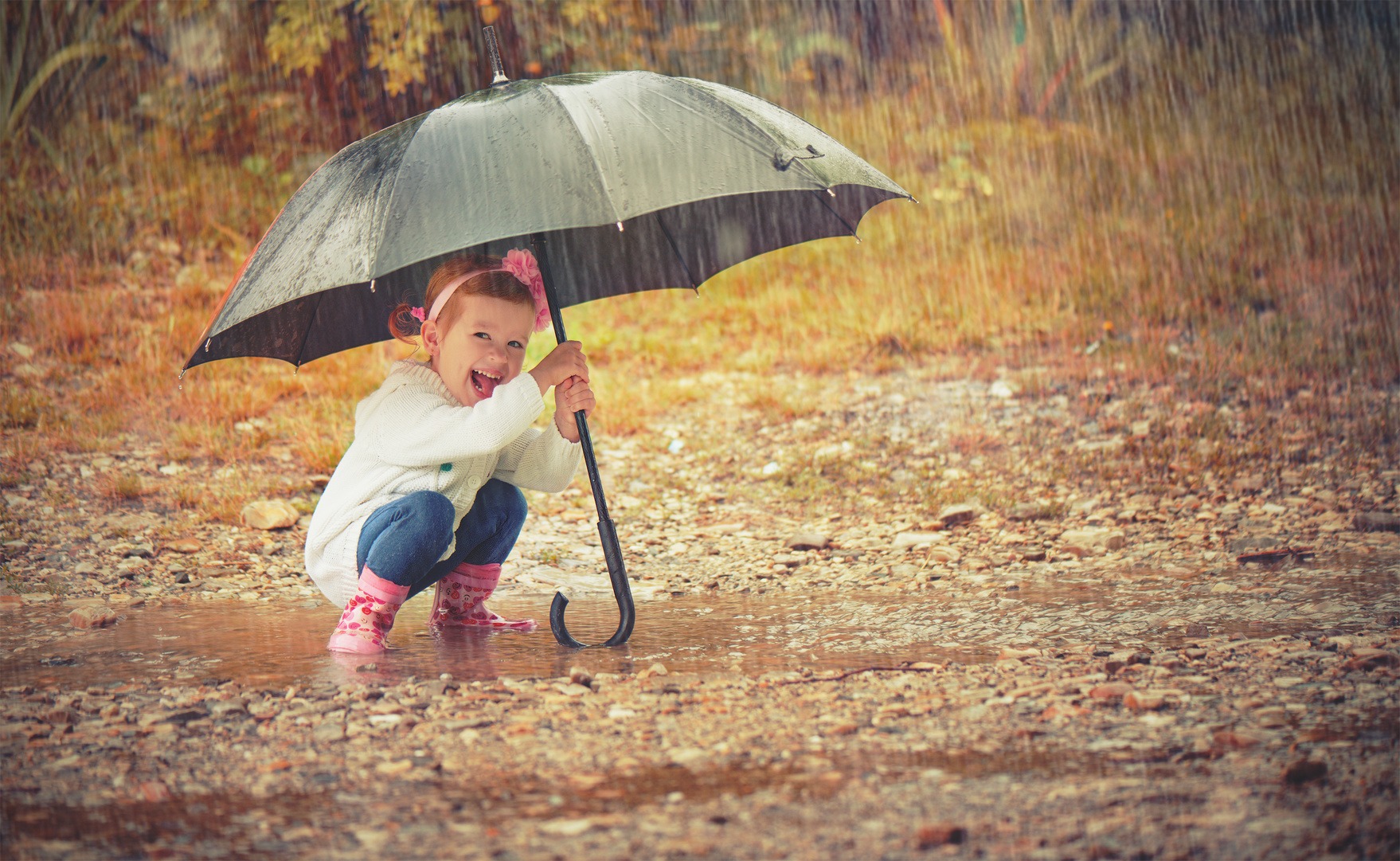Осень дети под зонтом. Мальчик с зонтом. Зонтик для детей. Дети под зонтом. Дети под зонтиком